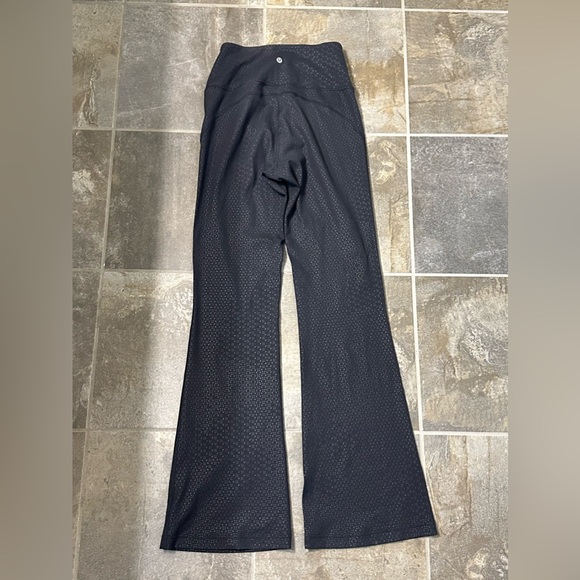 Lululemon Groove Super-High-Rise Flared Pant Nulu Gradiate Geo Emboss Black - Picture 2 of 5